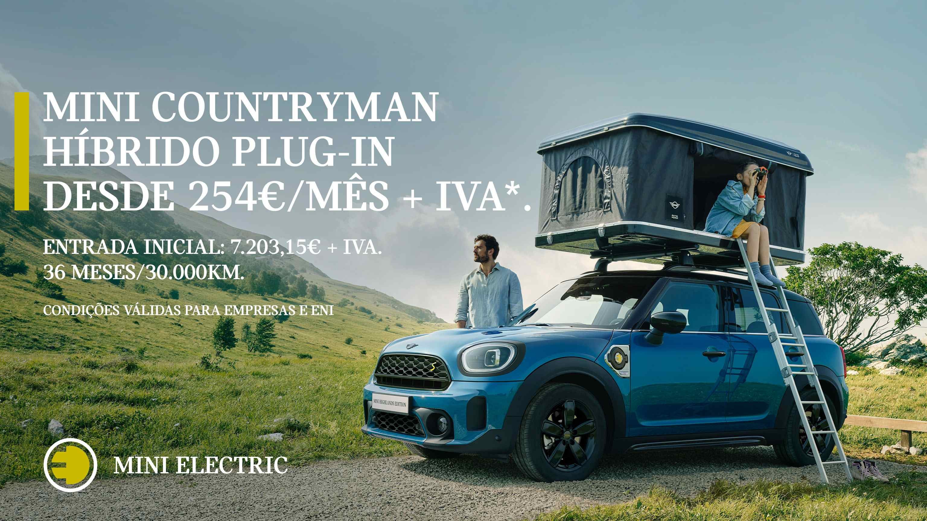 MINI Countryman Híbrido Plug-In MINI Countryman Híbrido Plug-In, de cor azul, homem e mulher junto do veículo com o acessório de camping no tejadilho.